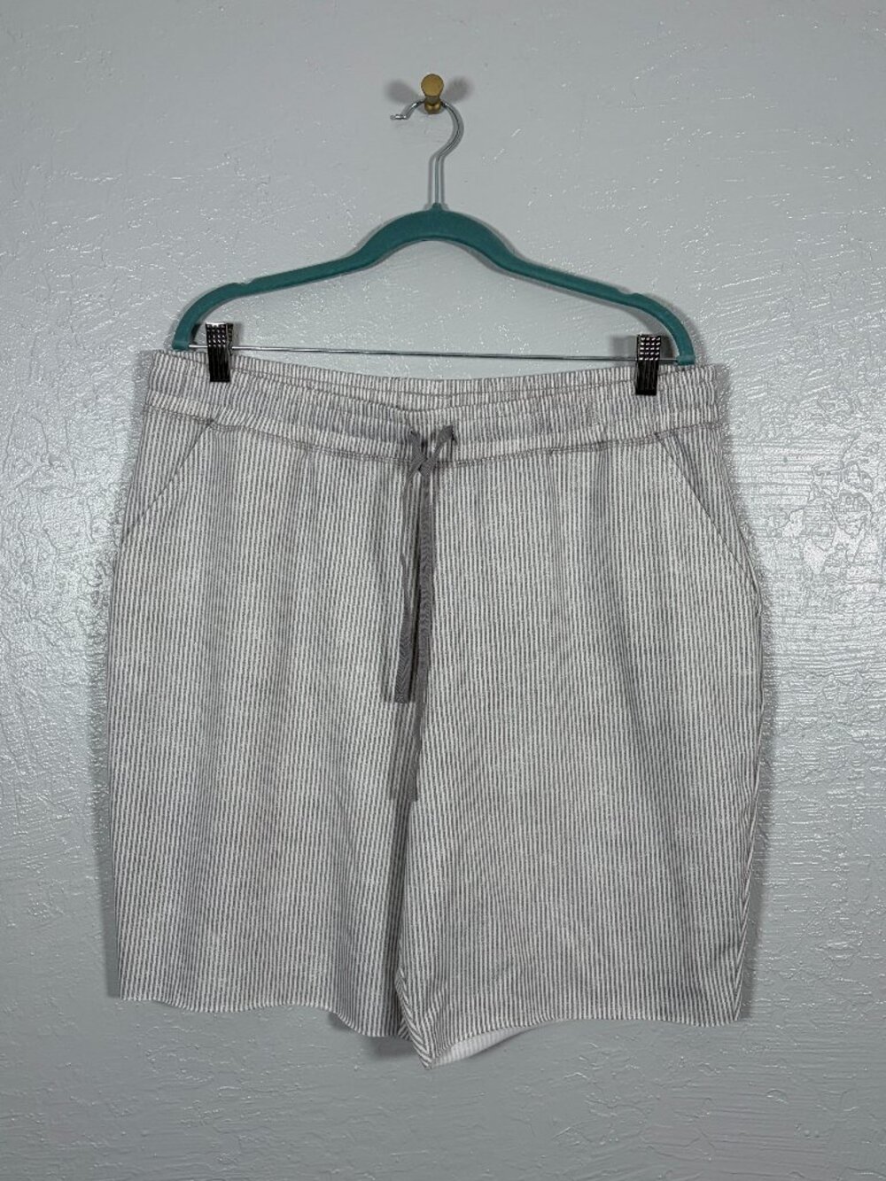 Lularoe Women XL Gray White Stripe Jamie French Terry Shorts Pockets Drawstring